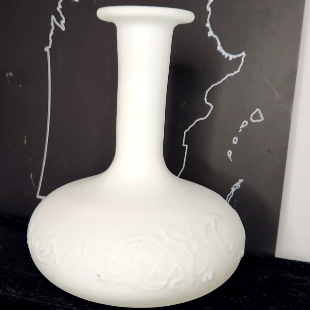 Vintage matte milk glass fluted bud vase with floral lattice raised design‎